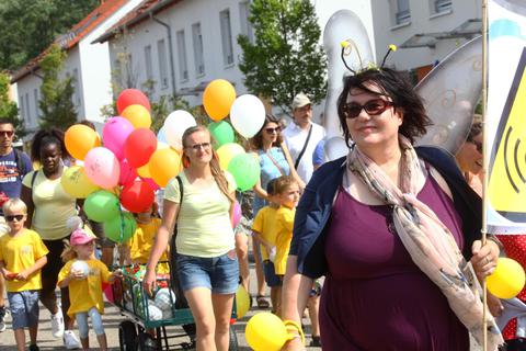 Farbenfroh geht es beim Kerbumzug in der Heimstättensiedlung zu. Foto: Karl-Heinz Bärtl
