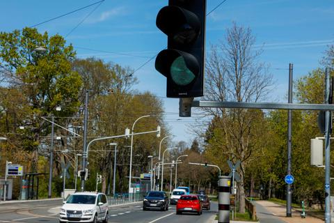 In der Nieder-Ramstädter Straße wird ein Reallabor mit Sensoren und Kameras eingerichtet, um Daten in Echtzeit zu erheben. Sie sollen in einer App dafür sorgen, dass die Verkehrsteilnehmer die Geschwindigkeit für eine Grüne Welle angezeigt bekommen.  Foto: Schiek 