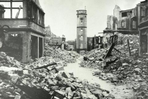 Das blieb übrig von der Ernst-Ludwig-Straße und dem Weißen Turm nach dem Bombenangriff der Royal Air Force in der Nacht vom 11. auf den 12. September 1944. Foto: Stadtarchiv