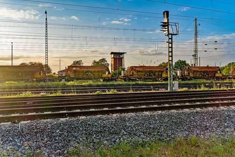 Auf Teilen des ehemaligen Rangierbahnhofs Kranichstein, hier dessen Stellwerk, will die Deutsche Bahn für 55 Millionen Euro eine Anlage für ihre ICEs bauen.