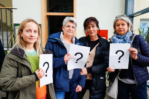 Wie lange noch ohne Gehalt? Das fragen sich die betroffenen Lehrerinnen Maria Bald, Britta Merz, Irina Schmeichel und Bettina John-Willeke (von links). Foto: Guido Schiek