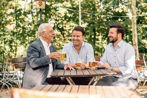 Heute führen Wolfgang junior (Mitte) und Christoph Koehler die Brauerei, Senior Wolfgang Koehler steht beratend zur Seite (links). Foto: VRM