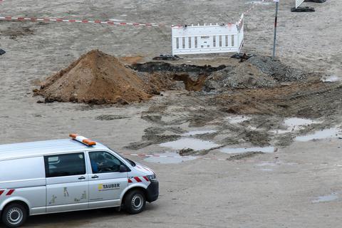 In der Mitte des Messplatzes klafft ein großes Loch. Dort wurde am Dienstagvormittag eine Fliegerbombe aus dem Zweiten Weltkrieg gefunden. Die Entschärfung des Blindgängers wird dort für Freitagmorgen, 11 Uhr, vorbereitet.  Foto: Torsten Boor 