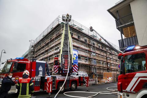 Präzisionsarbeit war am Dienstagvormittag gefragt, nachdem ein Feuer im Dachstuhl eines Neubaus an der Ecke Grüner Weg und Mathildenstraße ausgebrochen war.