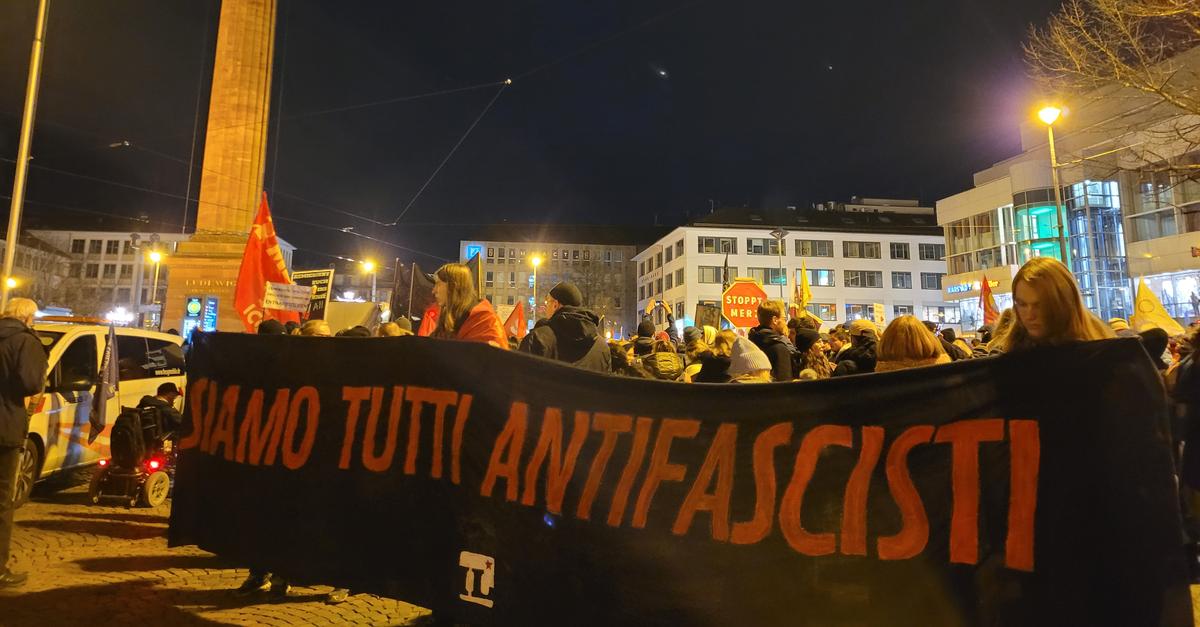 Tausende Menschen demonstrieren gegen Merz und die AfD