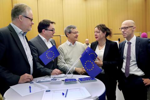 Im „Café Europa“ beleuchten Alexander Gemeinhardt, Tobias Robischon (beide Schader-Stiftung), Terenzio Facchinetti („Pulse of Europe“) und die Politologen Claudia Wiesner und Dirk Jörke (von links) die Frage „Populismus: Weckruf für Europa?“ Foto: Andreas Kelm