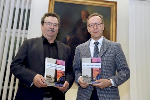 Dr. Peter Engels und Professor Dr. Dieter Schott (von links) präsentieren Exemplare des zweiten Bandes von „Ein Jahrhundert Darmstadt“. Foto: Andreas Kelm