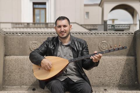 Mit der Laute in der Hand und viel Gefühl in der Stimme: Uğur Sofu spannt seinen musikalischen Bogen von seiner anatolischen Heimat bis nach Darmstadt und will davon auch in einem Film berichten. 
