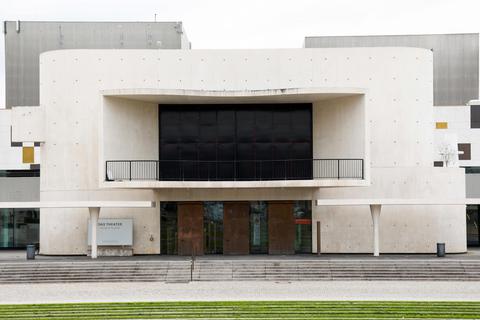 Das Staatstheater Darmstadt soll ans Fernwärmenetz angeschlossen werden.  Archivfoto: Guido Schiek 
