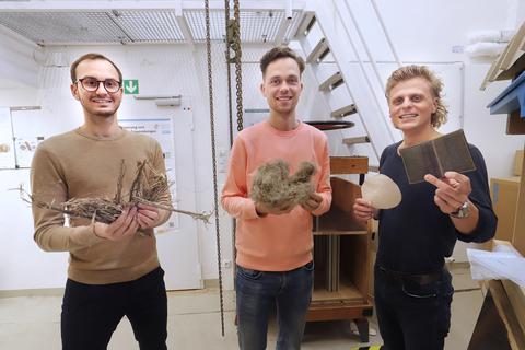 Julian Mushövel (von links), Lucas Fuhrmann und Montgomery Wagner zeigen den Weg vom Rohstoff bis zum Produkt.  Foto: Andreas Kelm