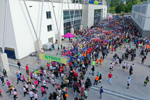 Darmstadt am 24. Mai 2023, 10. Darmstädter Merck-Firmenlauf mit über 6.100 Läuferinnen und Läufer, mit drei Distanzen über 3, 5,5 und 10 Kilometer v.l., Start zum 3 km Lauf , Fotoimpressionen