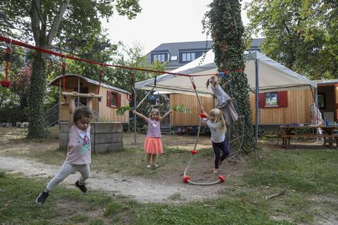 Freies Spiel der Kräfte: Die ersten Mädchen und Jungen des Naturkindergartens am Prinz-Emils-Garten testen die Kletterseile. Foto: Guido Schiek