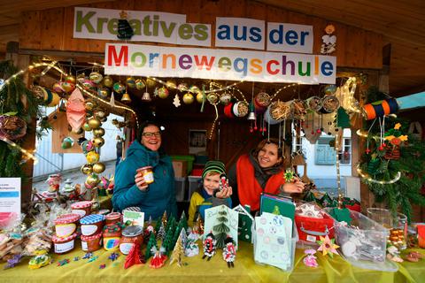 Bastelarbeiten der Schüler gibt es am Stand der Mornewegschule auf dem Bessunger Weihnachtsmarkt bei Marion Wagner, Joshua und Maria Otte (von links). Foto: Dirk Zengel 