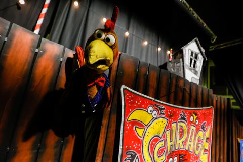 Der Hahn, das Kikeriki-Maskottchen, ist der Zirkus-Direktor im neuen Stück „Schräge Vögel“. Foto: Guido Schiek