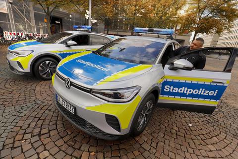 Die Stadt hat neue E-Autos bekommen: Die beiden VW ID.4 ersetzen die bisherigen Renault Kangoo. Foto: Andreas Kelm