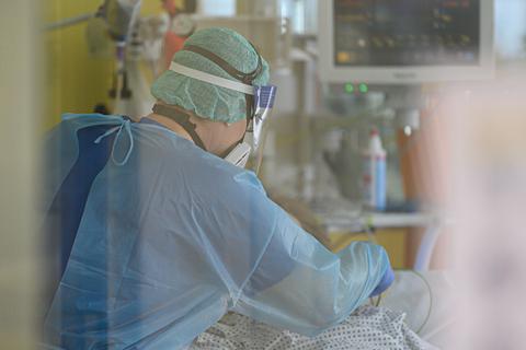 In Darmstadt steigt die Zahl der intensiv behandelten Covid-19-Kranken wieder an. Das Bild zeigt einen Arzt mit einem Intensivpatienten in der Dresdner Klinik.  Foto: dpa