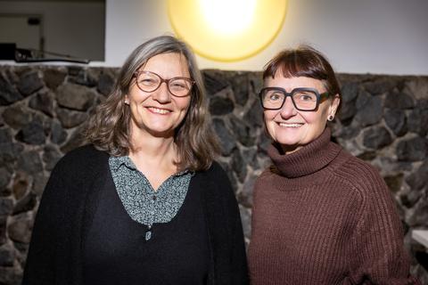 Regisseurin Brigitte Dethier (links) arbeitet mit Ausstatterin Carolin Mittler im Darmstädter Staatstheater an "Mario und der Zauberer".