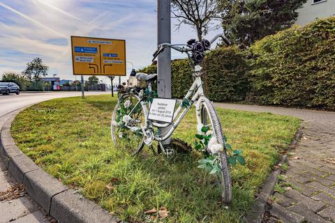Ein Ghost Bike an der Ecke Rhein- und Darmstädter Straße in Weiterstadt erinnert an einen Radfahrer, der vor zwei Jahren bei einer Kollision mit einem 16-Tonner starb.     Foto: Marc Wickel