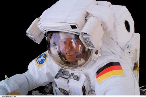 War 350 Tage im Weltall: Thomas Reiter im August 2006 bei einem Außen-Einsatz auf der ISS.  Archivfoto: Nasa/ESA 