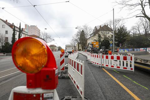Auf der Heidelberger Straße ist eine Fahrspur gesperrt. Foto: Guido Schiek