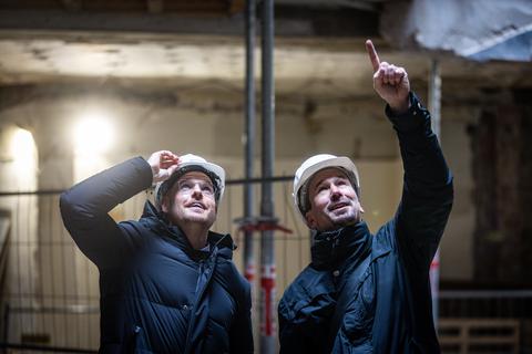 Sind zufrieden mit dem Verlauf der Baustelle Römer-Eck: Investor Konstantin Kolb (links) und Architekt Matthias Wittig.