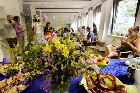 Neue Räume bezogen hat der Sozialpsychiatrische Verein Darmstadt an der Holzhofallee 33. Zur Einweihungsparty gibt es Kaffee und Kuchen für Gäste und Mitarbeiter. Foto: Andreas Kelm  Foto: Andreas Kelm