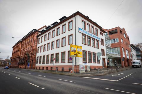 Die Fusion der Volksbanken Darmstadt Südhessen (hier die Darmstädter Zentrale) und Mainz bringt eine bedeutende Neuerung für die Kunden: Alle erhalten eine neue IBAN.