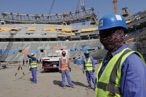 Auch wegen der Arbeits- und Lebensbedingungen für Migranten beim Bau der WM-Stadien, bei dem viele Arbeiter gestorben sein sollen, steht Katar in der Kritik.