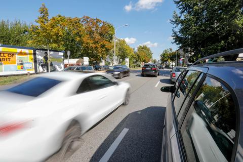 Trotz Halteverbots parken immer wieder Autofahrer auf dem Donnersbergring.  Foto: Torsten Boor 