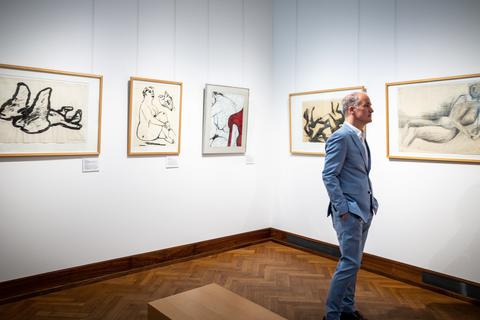 Museumsdirektor Martin Faass vor Aktdarstellungen in der Schau "Von Kollwitz bis Serra" mit Bildhauerzeichnungen im Hessischen Landesmuseum Darmstadt