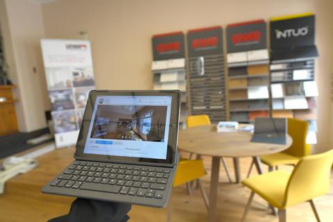 Im Ladengeschäft der Schreinerei Luther in Darmstadt-Arheilgen können sich die Kunden über eine 360-Grad-Aufnahme im Internet auch außerhalb der Öffnungszeiten umsehen. 