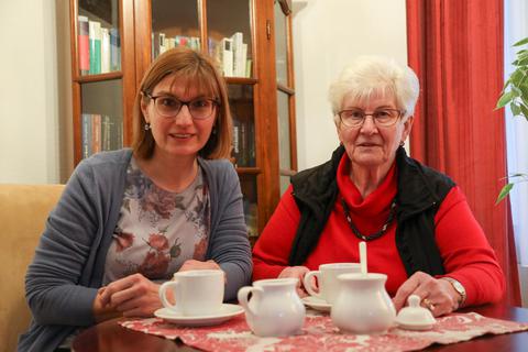 So nah kommen sie einander derzeit nicht - aber sie halten den Draht zu alten Menschen: Sabine Heiß und Nora Geißler (rechts) sind ehrenamtliche Seniorenbetreuerinnen. Das Foto entstand noch vor der Kontaktsperre,Foto: Guido Schiek 