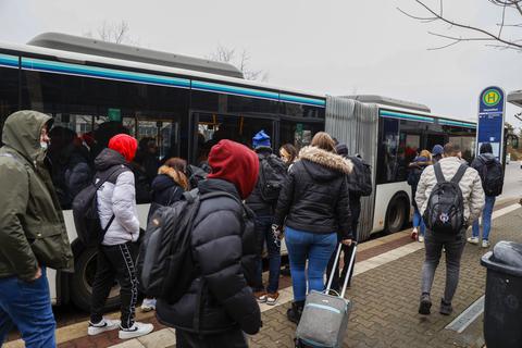 Eng geht es im K-Bus zu, wenn die Schüler der ausgelagerten Friedrich-List-Schule in der Hilpertstraße einsteigen. Foto: Guido Schiek