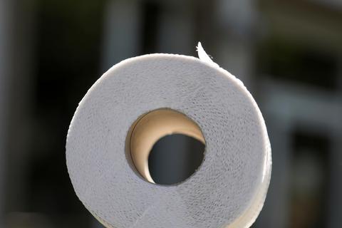 Rollenwechsel: Das Toilettenpapier ist in der Corona-Krise gefragt wie nie.  Foto: Guido Schiek 