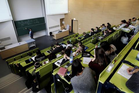 Eine Rückkehr zum Präsenzunterricht im Hörsaal fordern die Studentenvertretungen. Archivfoto: Andreas Kelm