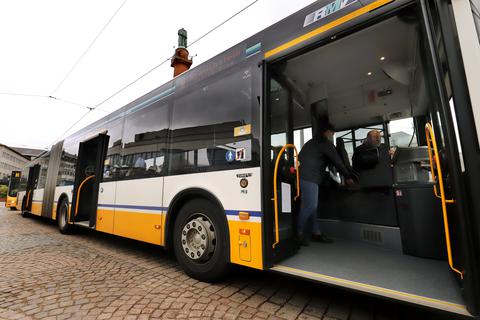 Ein Bus hält am Darmstädter Luisenplatz. Archivbild: Andreas Kelm