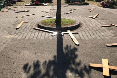 Unbekannte haben auf dem Bessunger Friedhof rund 30 Holzkreuze von Gräbern herausgerissen und umhergeworfen. Foto: Polizeipräsidium Südhessen 