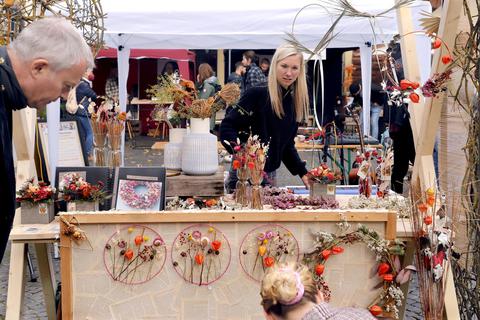 Lena Bernhardts Stand auf dem „Markt der schönen Dinge“ hat unter anderem Trockenblumengestecke zu bieten. Foto: Andreas Kelm