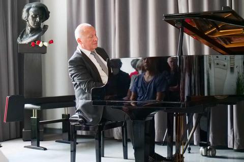 Der Klavier-Virtuose Boris Bloch spielt auf Einladung der Chopin-Gesellschaft ein Konzert in Darmstadt.