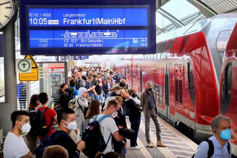 An den Zügen nach Frankfurt bilden sich Menschentrauben. Foto: Andreas Kelm 