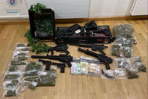 Die in Darmstadt und im Landkreis Darmstadt-Dieburg sichergestellten Waffen und Drogen. Foto: Polizeipräsidium Südhessen