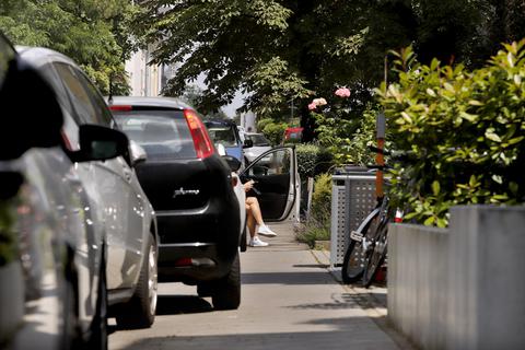 Künftig soll das Parken im Quartier Bessungen-Ost wie hier in der Mathildenstraße etwas kosten. Ein Grund dafür ist laut Stadt das Gehwegparken.  Foto: Andreas Kelm