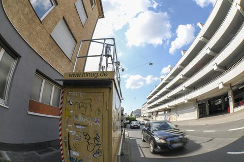 Verbotene Zone: In der Hügelstraße gilt weiter ein Dieselfahrverbot für bestimmte Abgasnormen. Der Passivsammler nach der Tunnelausfahrt ist aber nicht unumstritten, da er direkt an einer einsteigenden Tunnelausfahrt platziert ist.               Archivfoto: Guido Schiek 