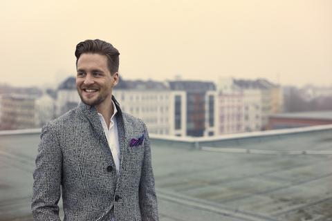 Alexander Klaws steht in der aktuellen Spielzeit in John Travoltas Paraderolle des Tony Manero in „Saturday Night Fever“ auf der Bühne des Staatstheaters. Premiere ist am 5. März.  Foto: Marcel Schaar