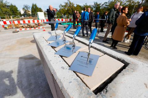 Eingeschossig und 1000 Quadratmeter groß ist die Kita, die auf dem Gelände von Eumetsat am Kavalleriesand gebaut wird. Ihren Namen hat sie schon: „Little Orbiters“. Foto: Guido Schiek