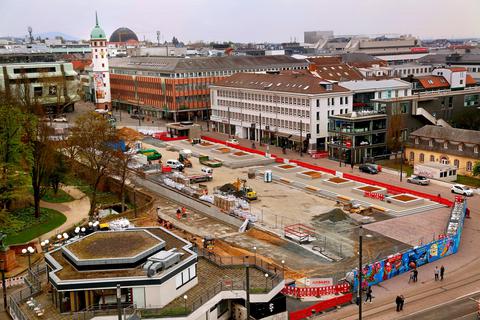 Der Friedensplatz in der Stadtmitte wird umfassend umgestaltet. Jetzt sind für die Sanierung des unterirdischen Versorgungstunnels für Kaufhof und Carree im östlichen Teil des Platzes 2,2 Millionen Euro fällig. Foto: Andreas Kelm 