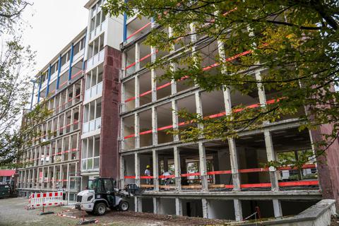 Das ehemalige Strabag-Gebäude am Groß-Gerauer-Weg in Darmstadt wird saniert. Es ist seit einiger Zeit entkernt. Foto: Guido Schiek 
