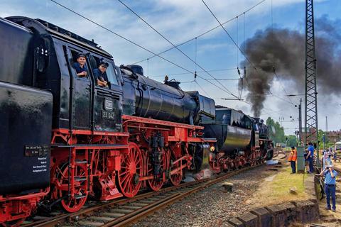 Ein Zug mit zwei Lokomotiven hat auf den Bahnwelttagen Eisenbahnfans und Besucher begeistert. Der Verein freut sich, dass mehrere Tausend Menschen gekommen sind. Marc Wickel