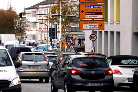 Alltag in der Heinrichstraße: Der Verkehr staut sich. Oberbürgermeister Jochen Partsch und Umweltdezernentin Barbara Akdeniz (beide Grüne) nehmen nach der Vertagung des Dieselurteils Stellung. Fotos: Andreas Kelm 