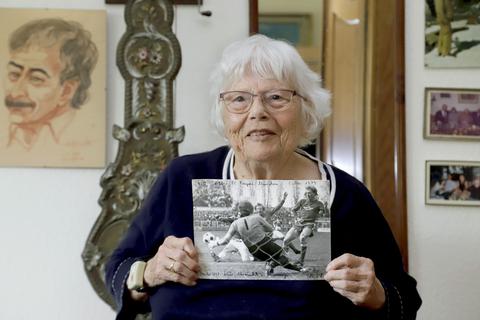 Die Laienschauspielerin der Hessischen Spielgemeinschaft Ursula Ludwig hat in den Siebzigerjahren ein besonderes Foto von Sepp Maier im Tor am Bölle geschossen. Andreas Kelm